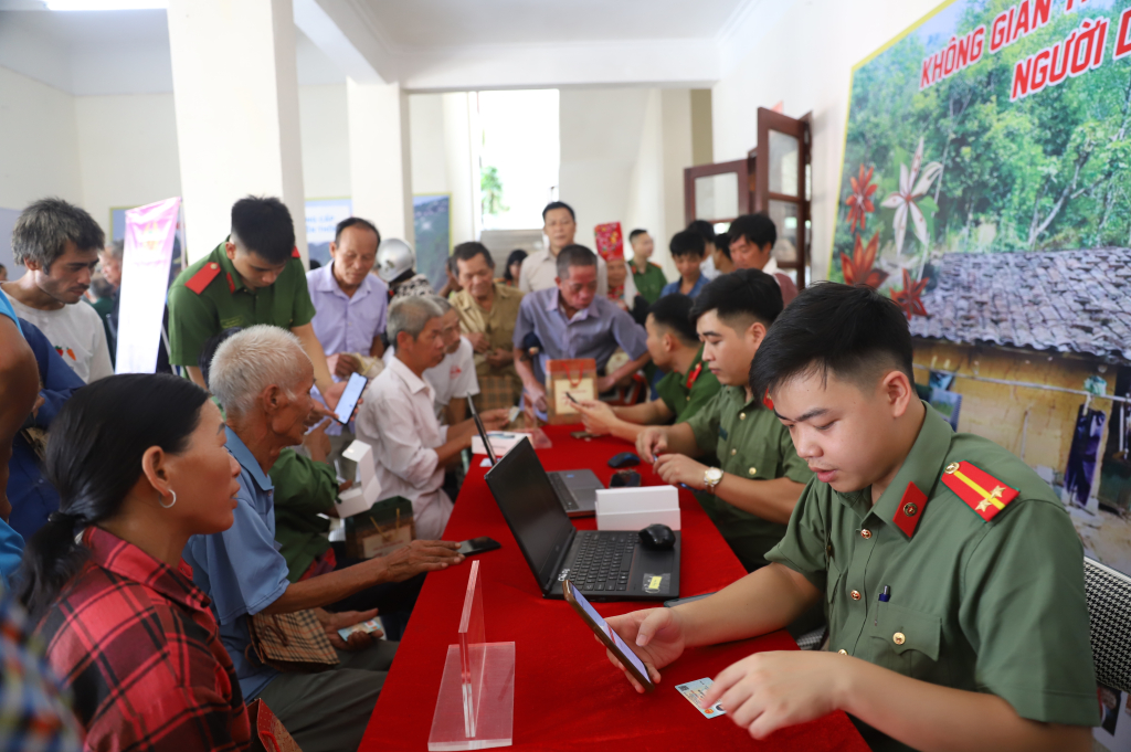 Lực lượng công an hỗ trợ cài đặt VnID trên điện thoại cho các hộ dân.