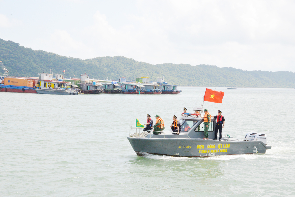 Lực lượng biên phòng, hải quan phối hợp tuần tra, kiểm soát khu vực cửa khẩu Cảng Vạn Gia.