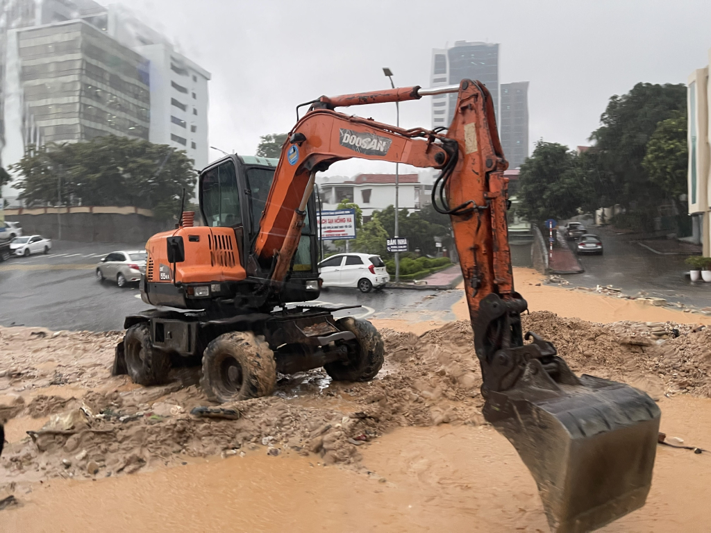 Máy móc được huy động khắc phục hậu quả mưa bão ngày 30/7/2024 trên tuyến quốc lộ 18, đi qua phường Hồng Hà, TP Hạ Long. Ảnh: Minh Đức