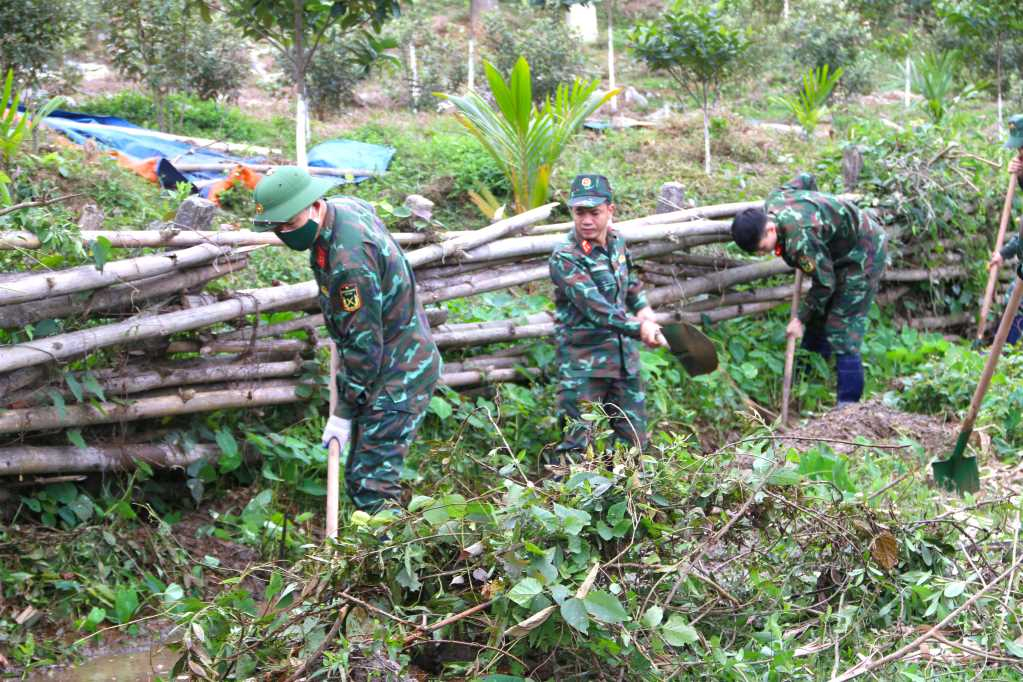 Lực lượng vũ trang TP Uông Bí nạo vét kênh mương nội đồng, bảo vệ môi trường. Ảnh: Ngô Dịu.