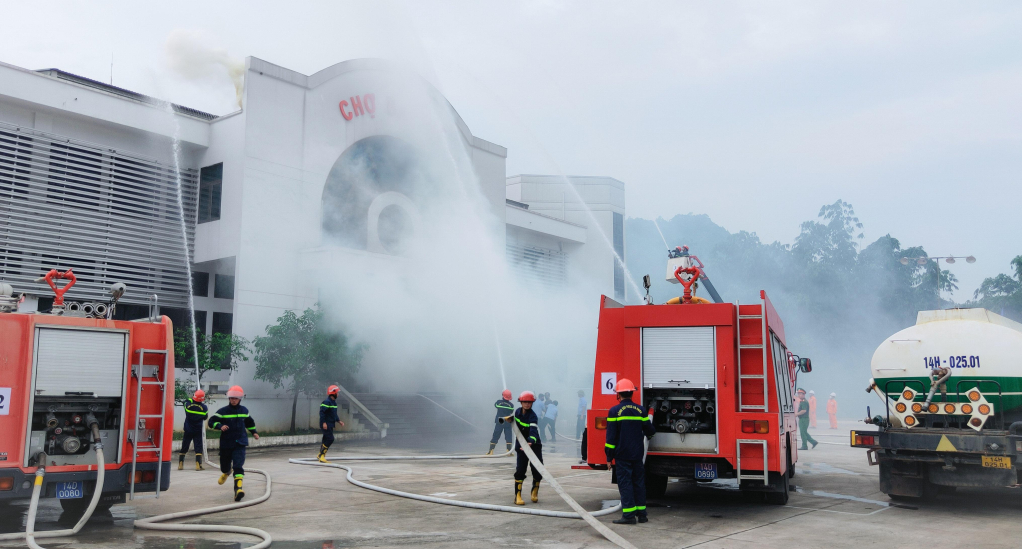 Ba Chẽ thực tập phương án chữa cháy và cứu nạn, cứu hộ tại Chợ Trung tâm với nhiều lực lượng, phương tiện tham gia.