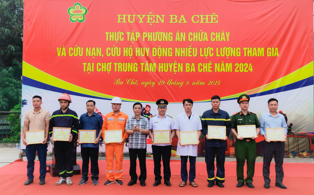 Khen thưởng tập thể, cá nhân có thành tích xuất sắc trong thực tập.