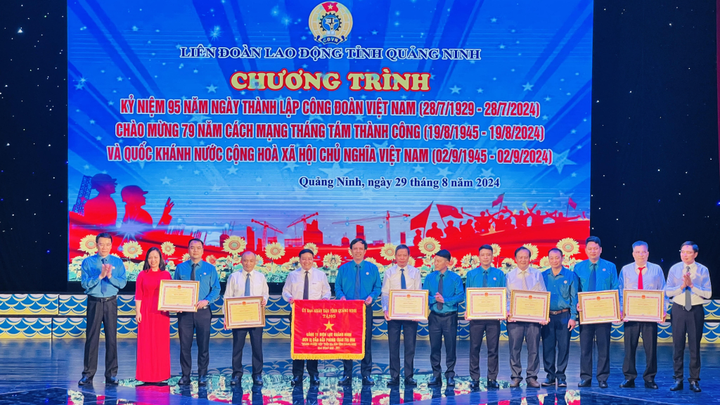 Các đồng chí: Vũ Văn Diện, Phó Chủ tịch Thường trực UBND tỉnh; Tô Xuân Thao, Chủ tịch LĐLĐ tỉnh trao tặng cờ, bằng khen cho các doanh nghiệp giỏi giai đoạn 2020-2022. 