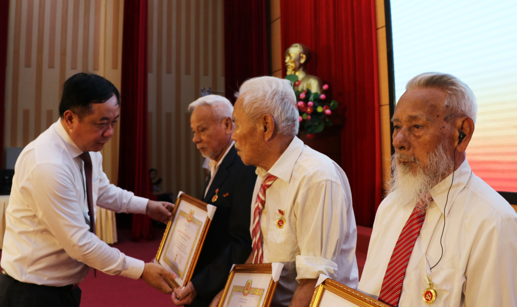 Đồng chí Tỉnh ủy viên, Bí thư Thành ủy Mai Vũ Tuấn, trao Huy hiệu 65 năm tuổi Đảng của đảng viên.