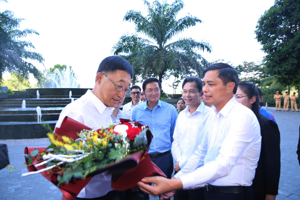 Đồng chí Vũ Văn Diện, Phó Chủ tịch Thường trực UBND tỉnh tặng hoa chào mừng đồng chí Lưu Ninh và đoàn đại biểu Khu tự trị dân tộc Choang Quảng Tây Trung Quốc đến thăm và làm việc tại tỉnh Quảng Ninh.