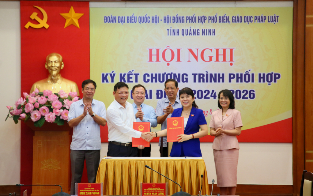 Đoàn ĐBQH tỉnh và Hội đồng Phối hợp phổ biến, giáo dục pháp luật tỉnh tổ chức hội nghị ký kết chương trình phối hợp tuyên truyền, phổ biến giáo dục pháp luật giai đoạn 2024-2026. Ảnh: Minh Hà