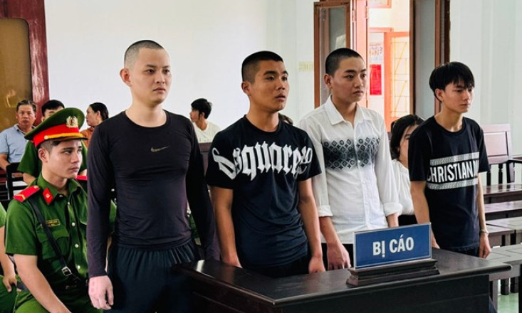 Nghe vợ bị ghẹo, chồng rủ bạn đánh trọng thương người trêu