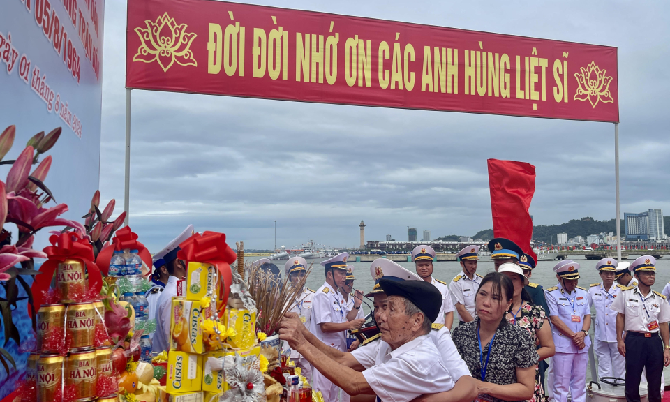 Xúc động Lễ tưởng niệm giữa biển trời Cửa Lục