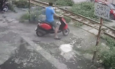 Khoảnh khắc người đàn ông đi xe máy bị tàu hỏa đâm tử vong ở Hà Nội