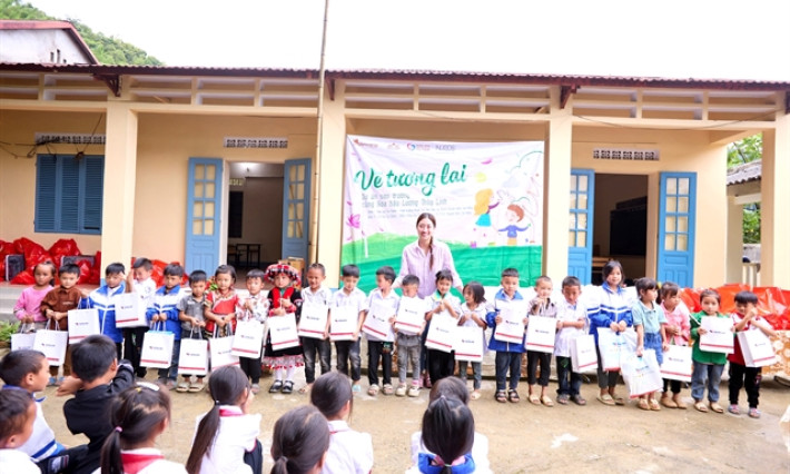 Miss World Việt Nam launches educational project in hometown
