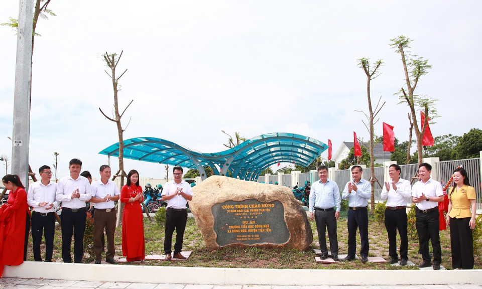 Tiên Yên: Công bố quyết định sáp nhập trường và gắn biển công trình chào mừng kỷ niệm 70 năm Ngày Giải phóng Tiên Yên