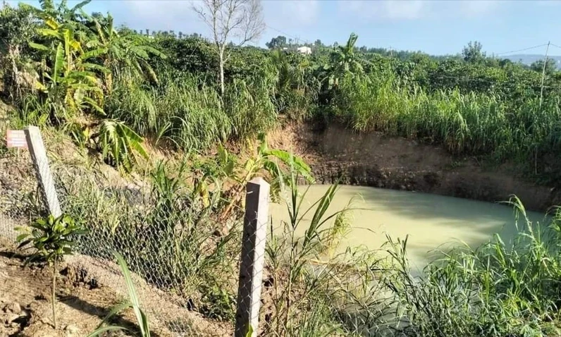 Hai bé gái đuối nước dưới ao trước nhà