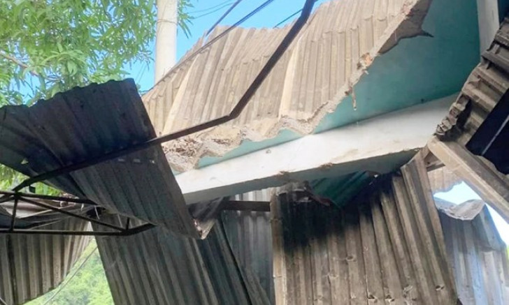 Dân hoảng hốt vì tường nhà bất ngờ sụp đổ