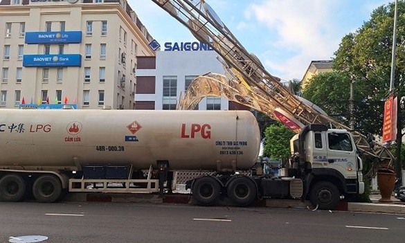 Xe chở khí gas tông sập cổng trang trí, chiếu sáng ở Đắk Lắk