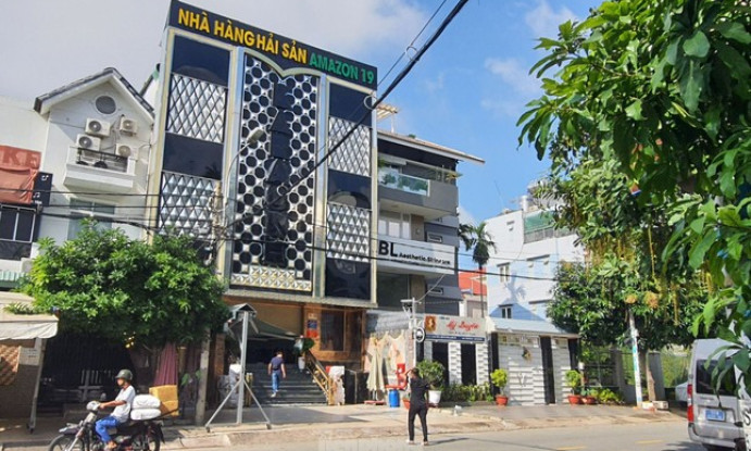 Cảnh sát 'đột kích' nhà hàng karaoke ở TPHCM