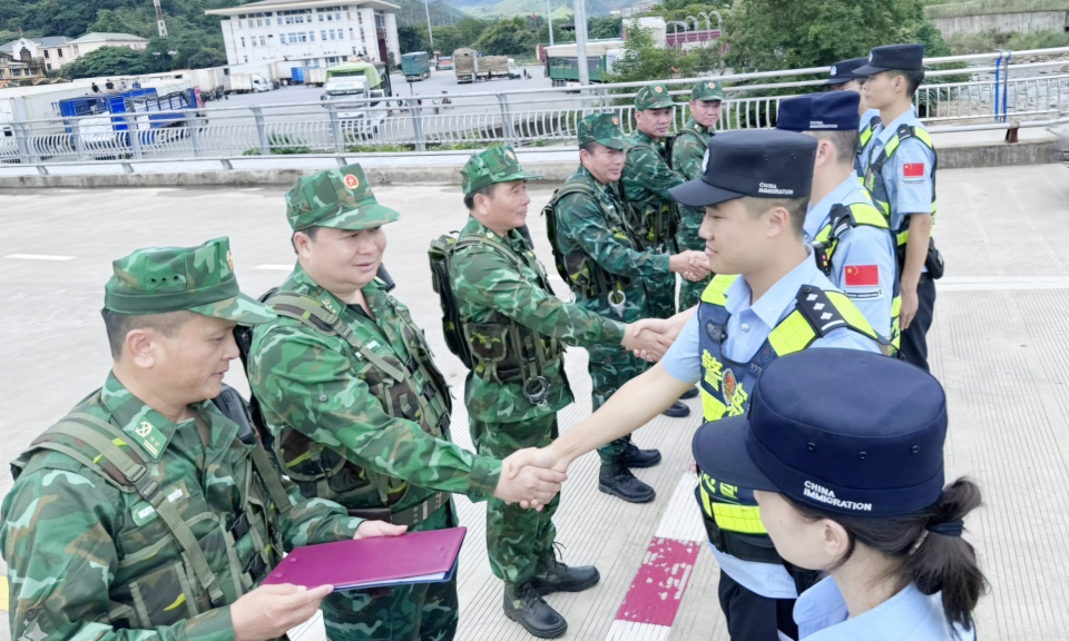 Đồn Biên phòng Pò Hèn phối hợp tuần tra song phương cùng Chi đội Quản lý biên giới Phòng Thành Cảng (Trung Quốc)