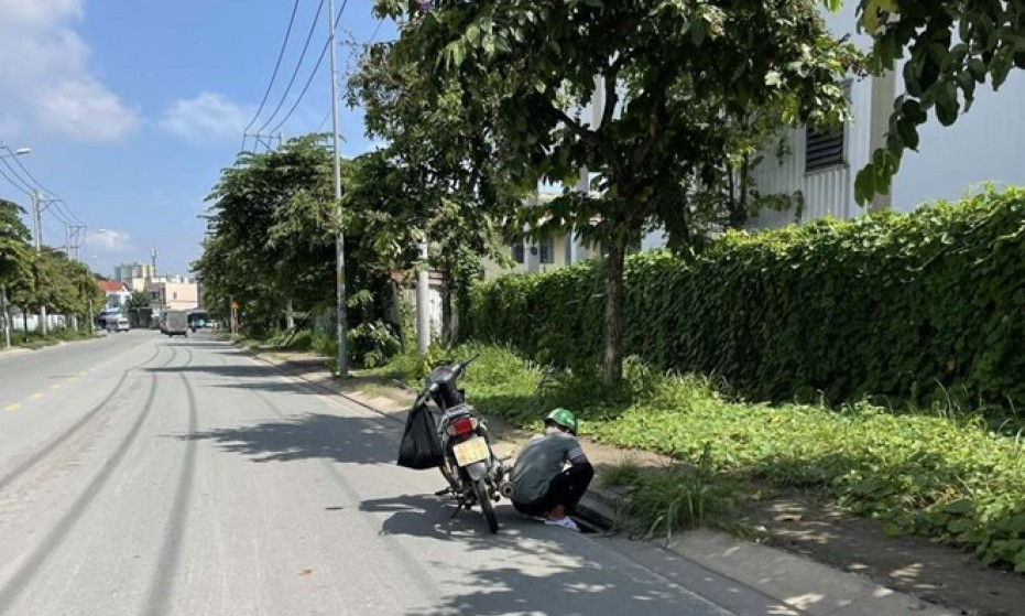 Điều tra thanh niên nghi trộm hàng loạt nắp cống ở TPHCM