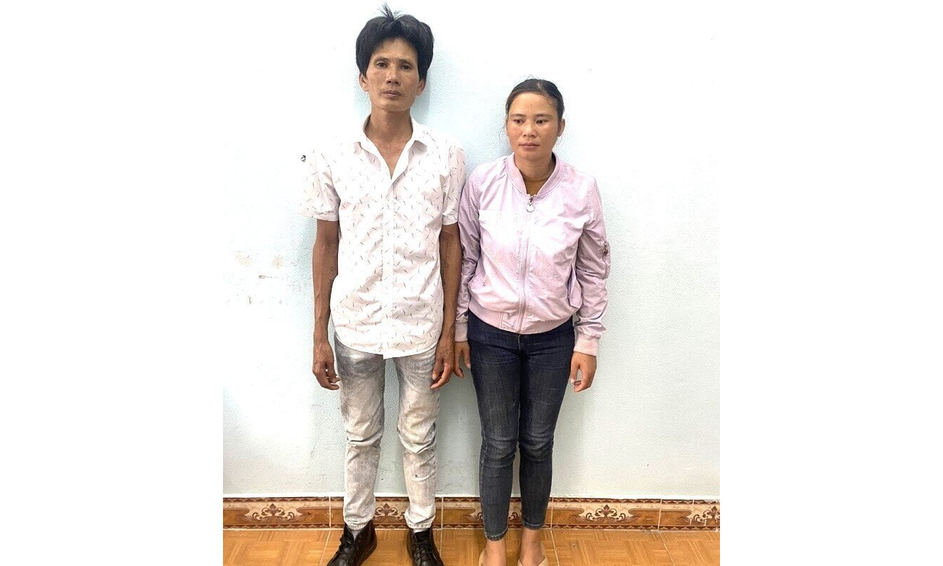 Trộm gà bị công an rượt đuổi, chồng bỏ lại vợ rồi chạy vào rừng keo lẩn trốn