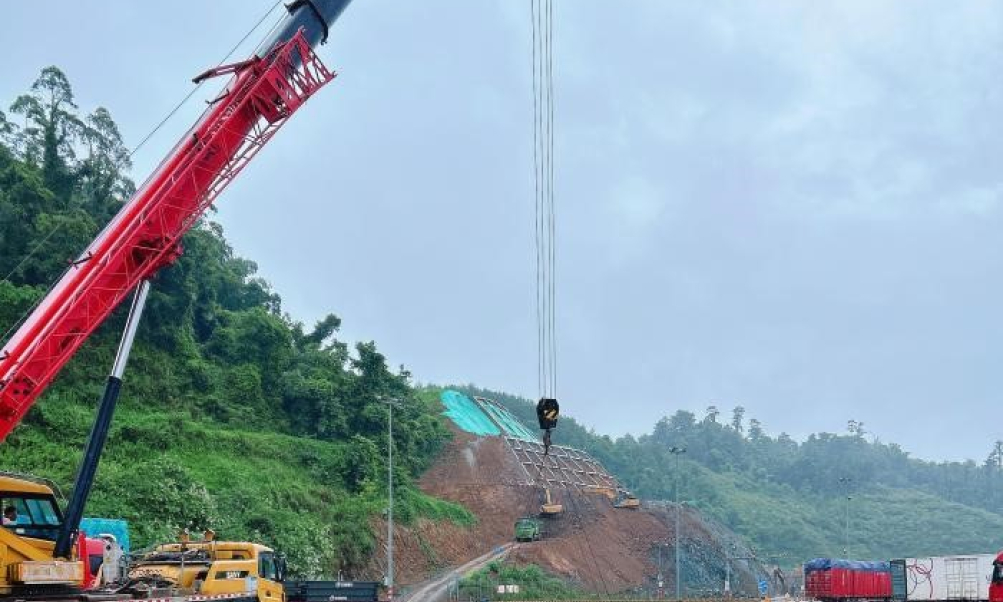 中越智慧口岸首个IGV地磅成功吊装