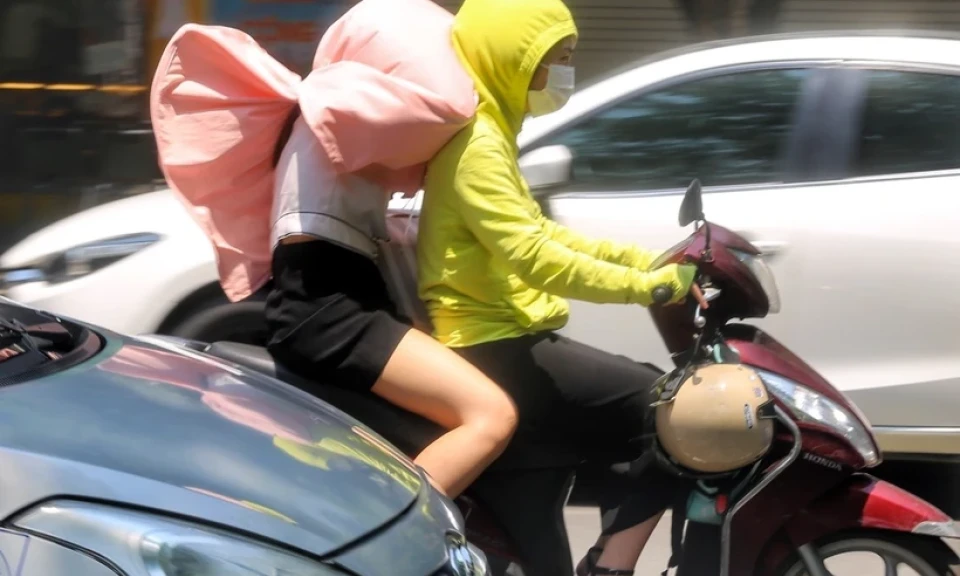 Nắng nóng gay gắt ở nhiều khu vực trên cả nước