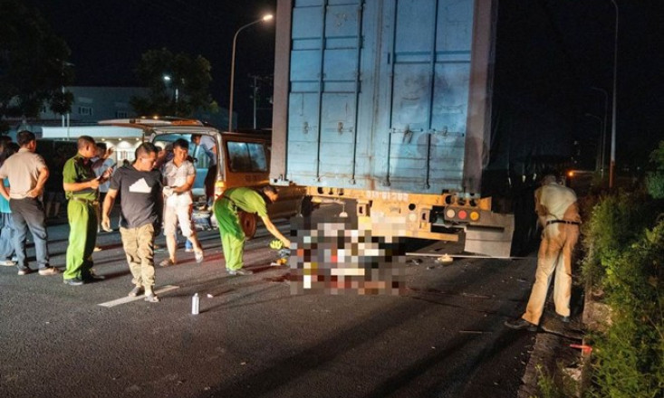 Đâm vào container đang dừng đậu, 2 người thương vong