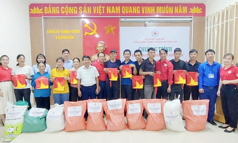 Trao hỗ trợ sinh kế cho ngư dân xã Bản Sen (huyện Vân Đồn)