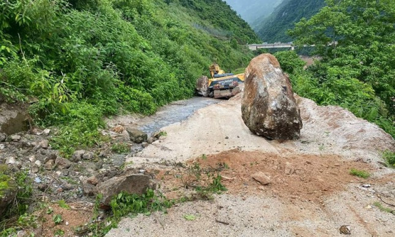 Sạt lở, đá rơi khiến người lái máy xúc tử vong tại chỗ