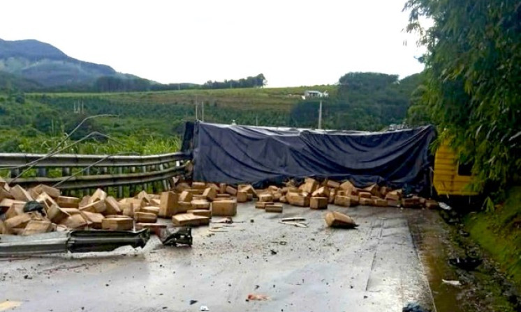 Xe tải lật trên Quốc lộ 14, nhiều thùng hàng văng ra đường