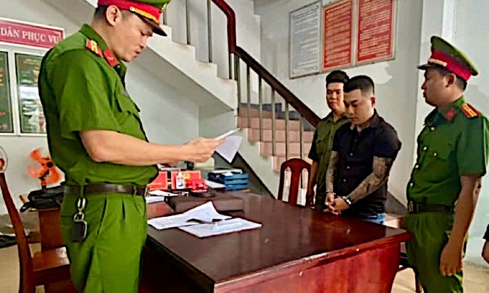 Bắt tạm giam kẻ mang ôtô thuê, giấy tờ giả đi cầm cố