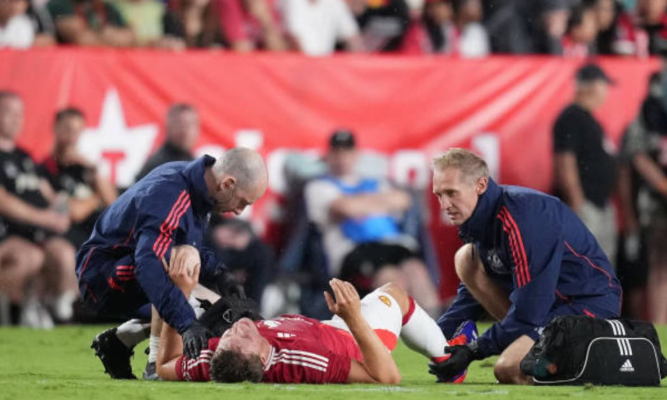 Thêm trung vệ báo hung tin cho Man United