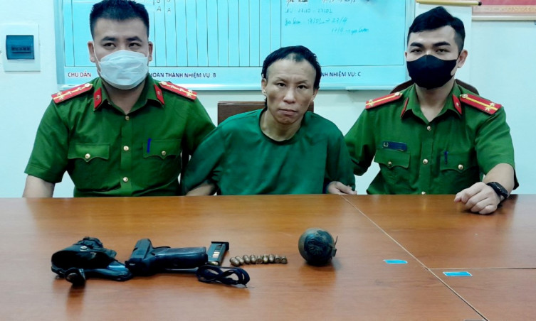 Bắt đối tượng truy nã nguy hiểm khi đang kê súng ngủ ở Hang Kia