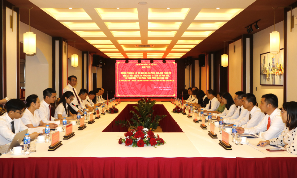 Đoàn đại biểu Văn phòng Ngoại vụ TP Đông Hưng và Văn phòng Ngoại vụ khu Phòng Thành, Trung Quốc trao đổi kinh nghiệm công tác với Văn phòng HĐND-UBND TP Móng Cái, Việt Nam