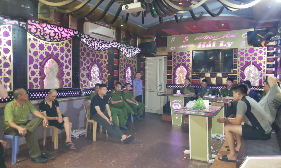 Khởi tố nhóm đối tượng tổ chức sử dụng và mua bán trái phép chất ma tuý tại quán karaoke