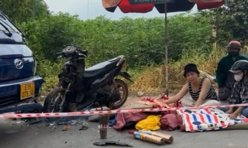Xe máy va chạm với xe tải, gia đình 3 người tử vong