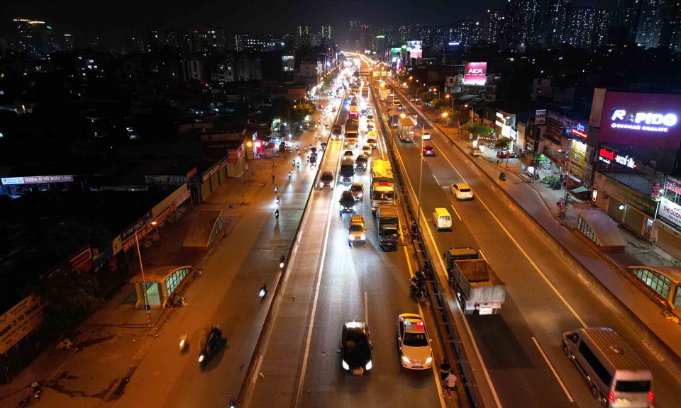 Vành đai 3 Hà Nội ùn tắc 5km sau va chạm giao thông