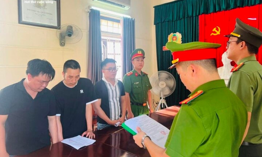Bắt ba gã đàn ông làm giả chứng minh thư, lập tài khoản ngân hàng bán kiếm tiền