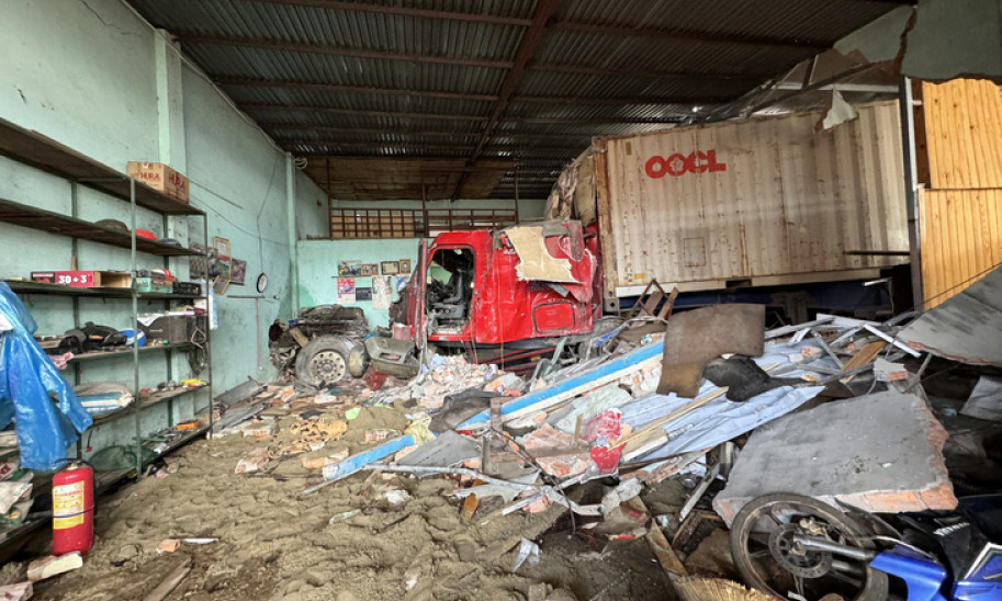 Khởi tố tài xế xe container lao vào nhà dân làm 3 người chết