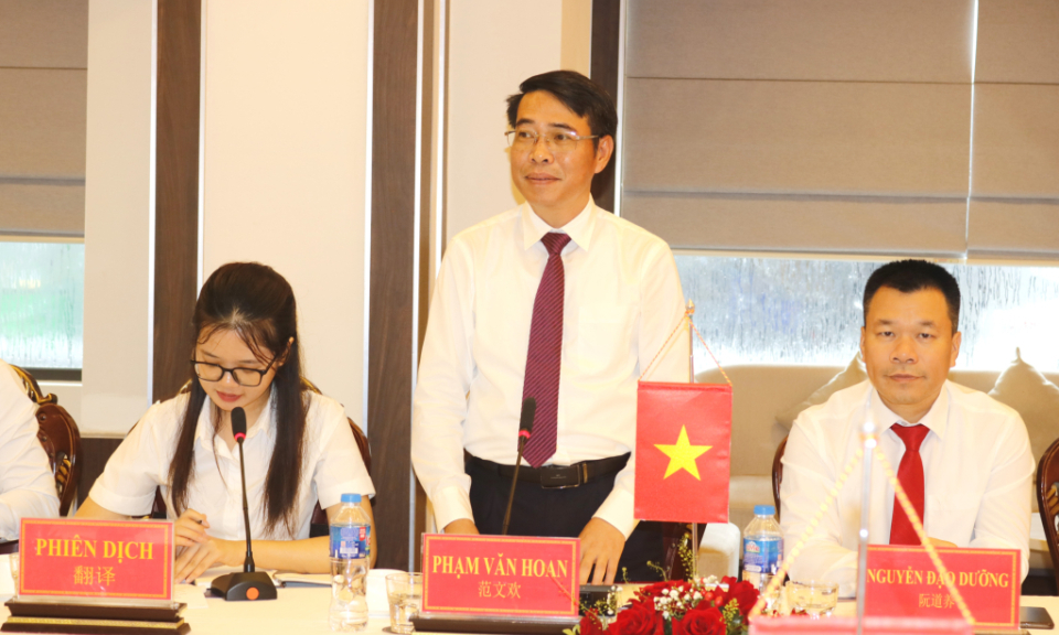 中国东兴市和防城区外事办公室代表团与越南广宁省芒街市人民议会和人委会办公室联合召开了工作会议