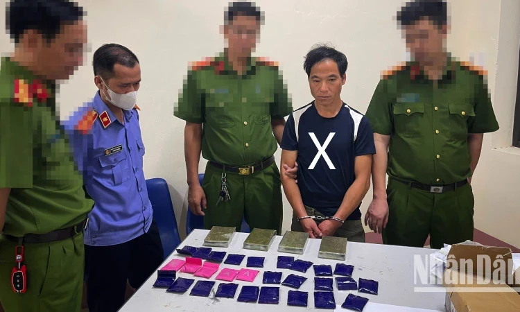 Bắt một đối tượng vận chuyển 4 bánh heroin ở Sơn La