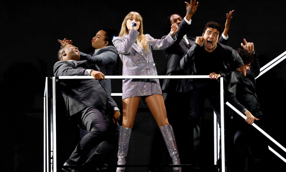 Taylor Swift rơi vào thế lao đao