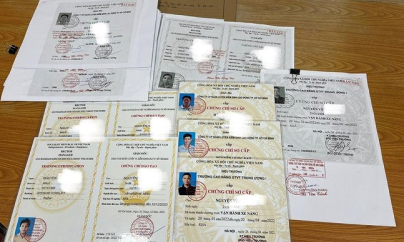 Bắt khẩn cấp 2 đối tượng làm giả tài liệu cơ quan nhà nước
