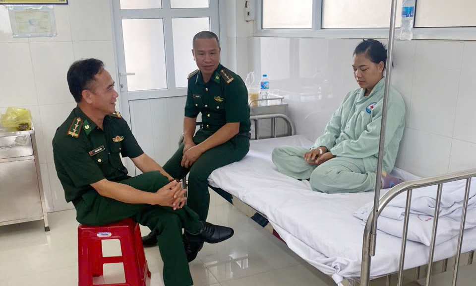 Đồn Biên phòng Hạ Long: Đưa vào bờ cấp cứu kịp thời 1 ngư dân ngất xỉu trên biển