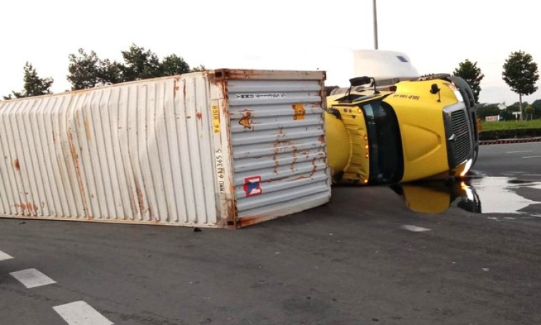 Xe container 'phơi bụng' giữa vòng xoay đường huyết mạch ở Bình Dương