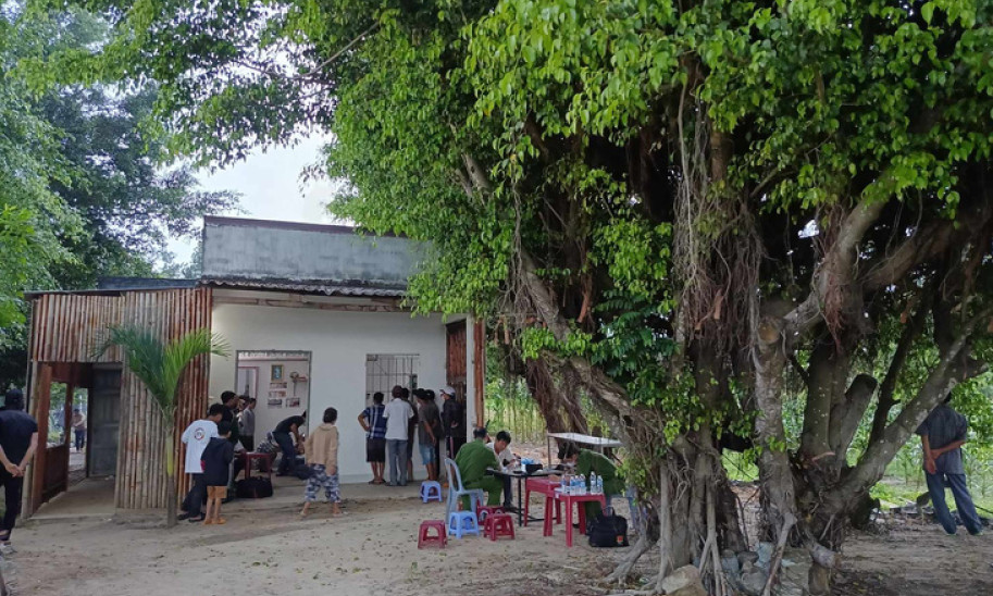 Người dân phát hiện 2 cha con chết đuối trong hồ nước