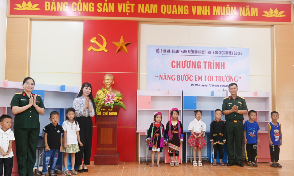 Trao hỗ trợ cho học sinh có hoàn cảnh đặc biệt tại xã Nam Sơn, huyện Ba Chẽ
