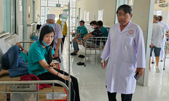 Gần 200 công nhân nhập viện sau bữa trưa