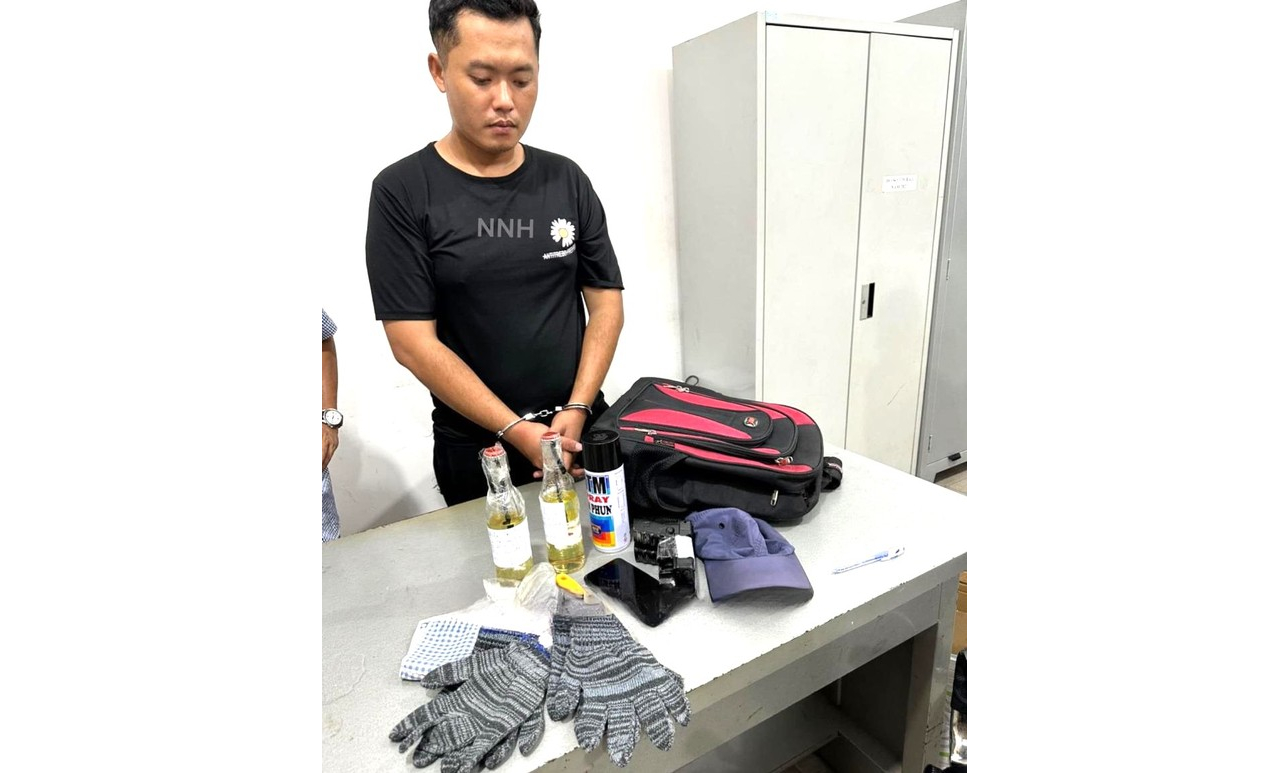 Bắt đối tượng mang súng, bom xăng đi cướp ngân hàng ở Bình Dương