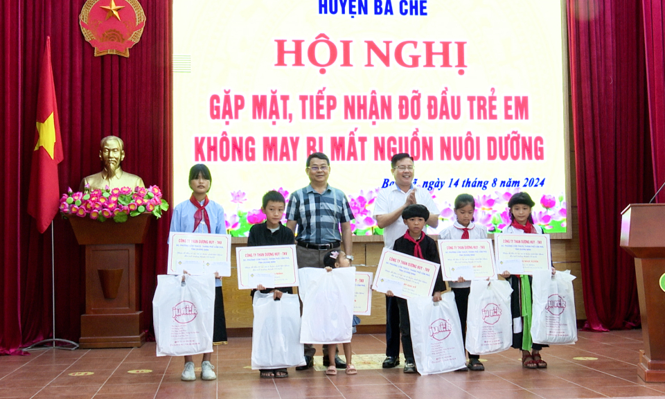 Đỡ đầu 15 trẻ em có hoàn cảnh khó khăn huyện Ba Chẽ