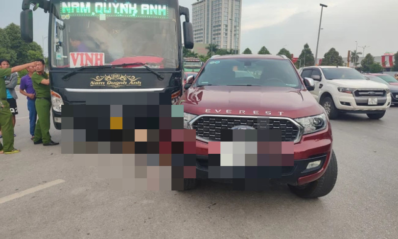 Tai nạn liên hoàn giữa xe khách, xe con và xe máy ở vòng xuyến, một người tử vong