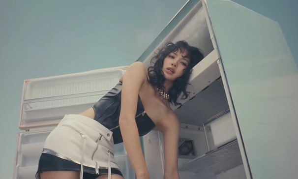 Lisa (BlackPink) gây sốt